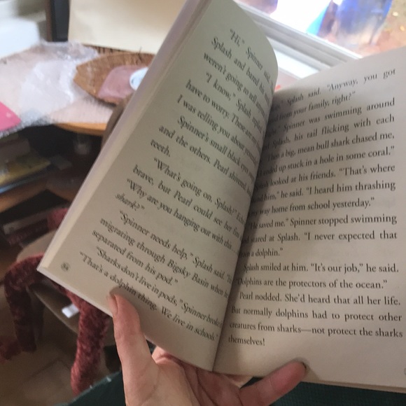 Dolphin school splash’s secret friend by Catherine Hapka - Picture 6 of 11